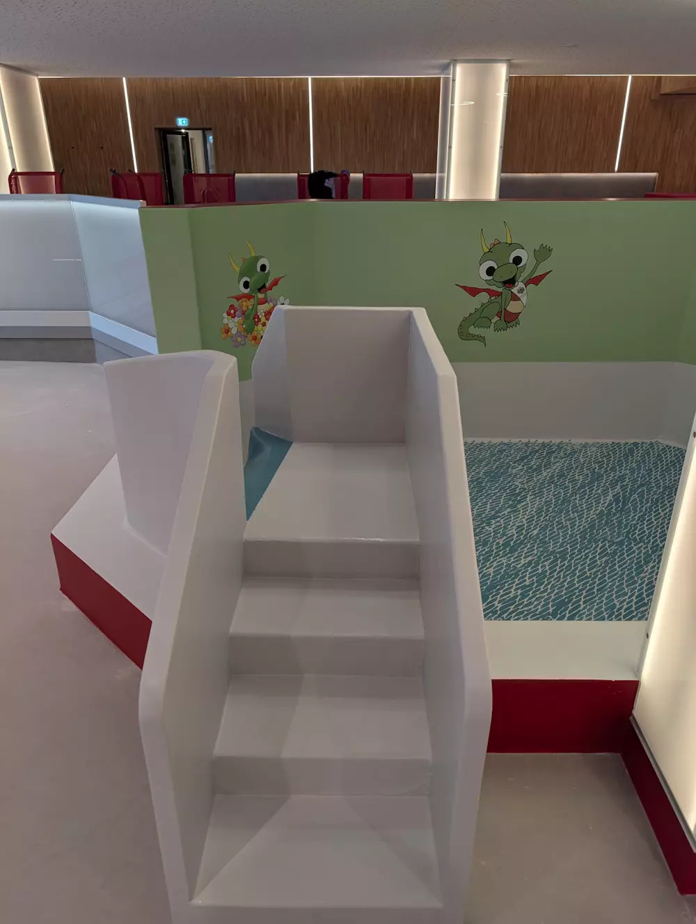 Hotel Bellevue, Sanierung Poolbereich, Kinderbereich, Liegen, PT Beschichtungen Vorarlberg